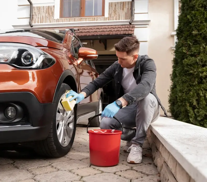 Lavage auto à domicile Ollainville : professionnel intervenant sur un véhicule